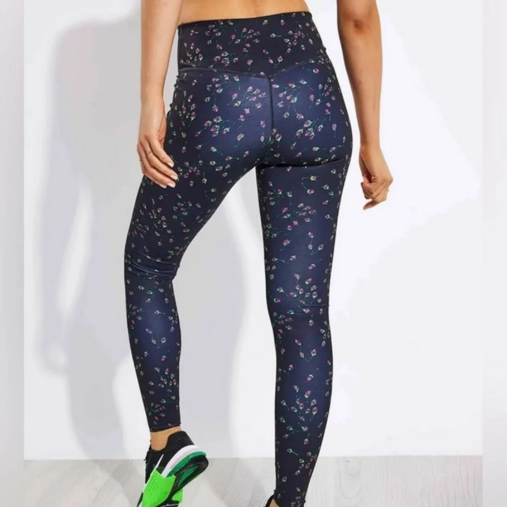 NEW! Nike Black Floral High-Waist Leggings - Size M
